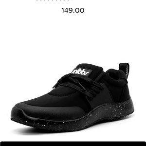 Snibbs 6.5 like-new non slip sneakers